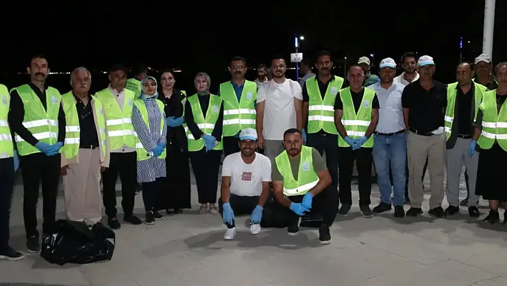 Gece Yarısı Temizlik Seferberliği Edremit Sahilini Parlatıyor