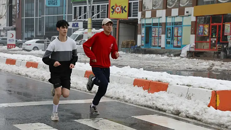 Genç sporcular Ağrı'nın kurtuluşu için koştu
