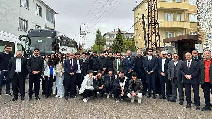 Gençler tarihi atmosferde buluştu, Özalp'ta manevi ve kültürel bir gün geçirildi