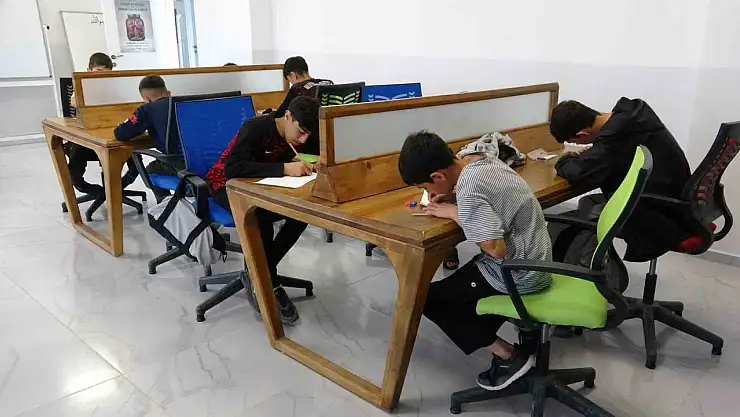 Gençlik Merkezinde Ara Tatil Etkinlikleri ile Öğrenciler Dini Bilgilerini Sınadı