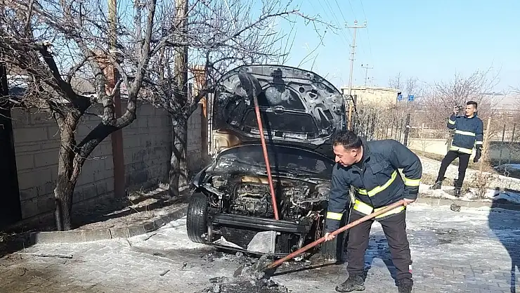 Gevaş'ta bir araç küle dönmekten son anda kurtarıldı