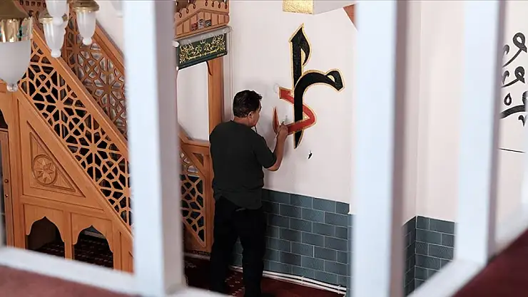 Gönüllü Sanatçı, İki Yılda 20 Camiye Ayetlerle Estetik Dokunuşta Bulundu