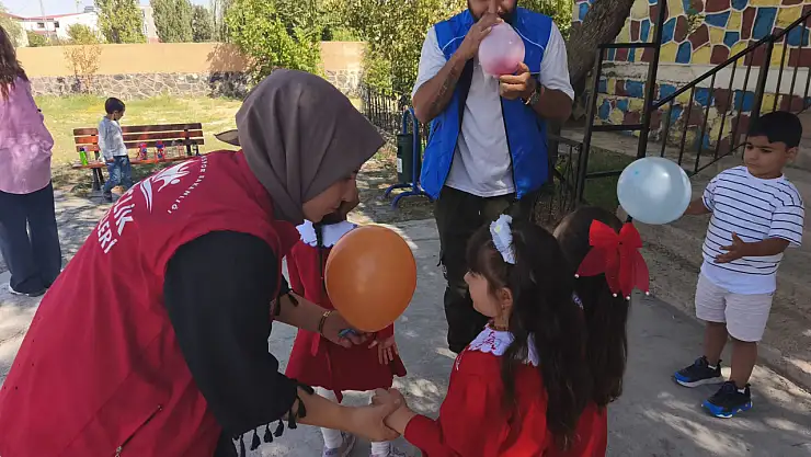 Gönüllüler çocukların dünyasına konuk oldu