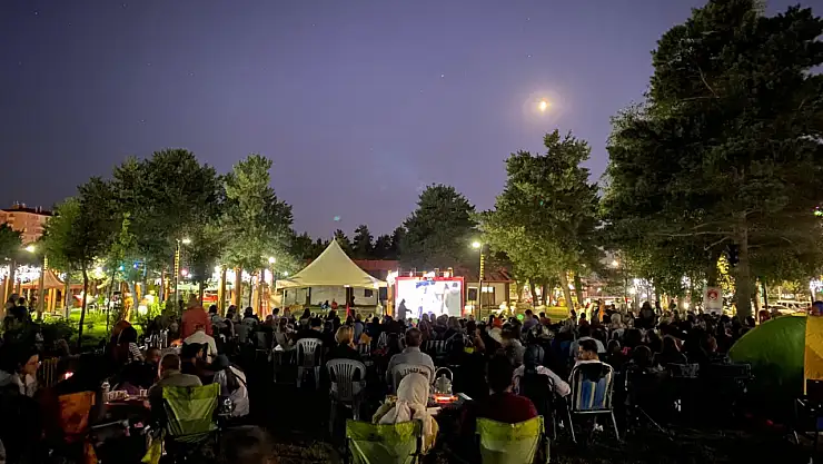 Gülümseyen Kafe'de Sıcak Bir Sinema Akşamı