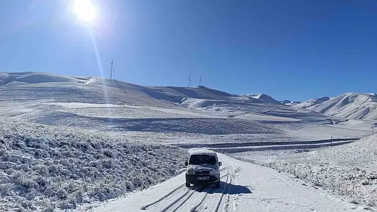Gündoğdu köyü karla örtüldü