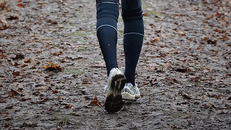 Günlük adım sayısına uzun yürüyüşle ulaşmak daha sağlıklı olabilir