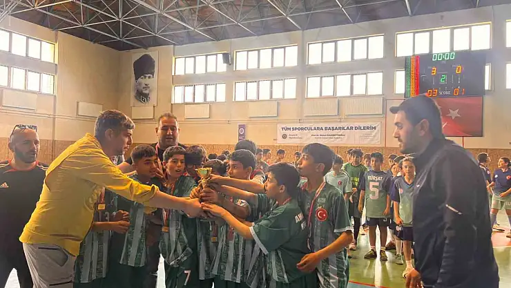 Güreşçi Kırmacı, Sabancı Ortaokulu'na futsalda çifte şampiyonluk kazandırdı