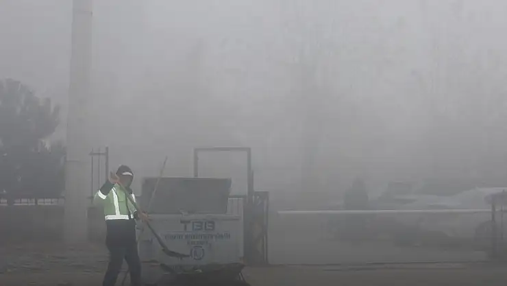 Güroymak Belediyesi Zorlu Hava Koşullarına Rağmen Temizlik Çalışmalarını Sürdürüyor