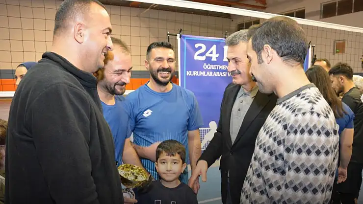 Güroymak'ta 24 Kasım Öğretmenler Günü'ne Özel Voleybol Turnuvası Düzenlendi