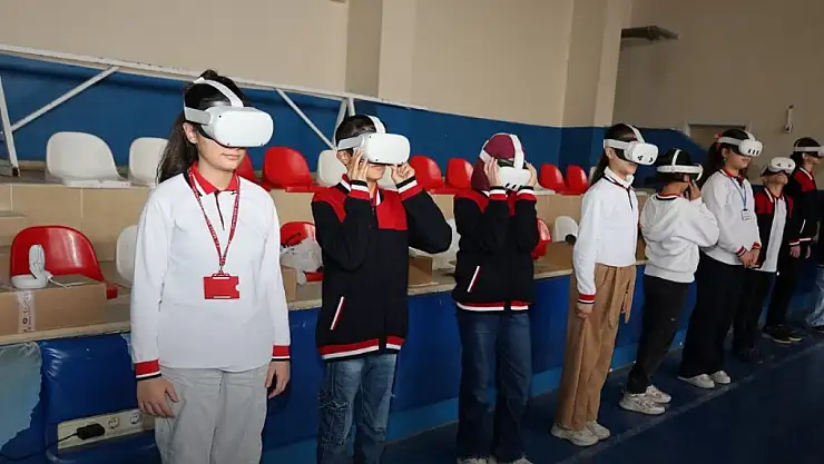Güroymak'ta Öğrencilere Sanal Gerçeklik Deneyimi