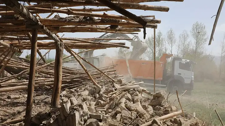 Gürpınar Belediyesi, Metruk Yapılarla Mücadele Ediyor