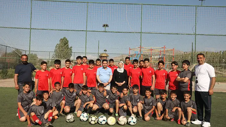 Gürpınar Belediyesi Yaz Futbol Okulu Kapılarını Açtı