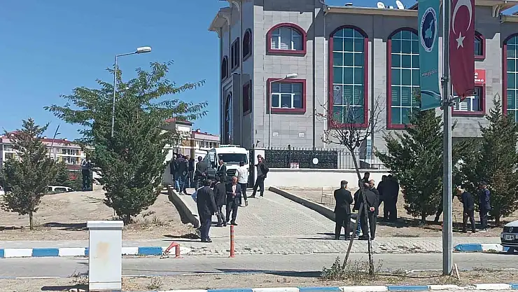 Gürpınar'da barışma arifesinde katledilen anne ve iki oğlu yan yana defnedildi