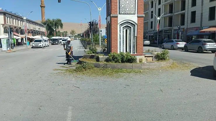 Gürpınar'da Cadde ve Kaldırımlar Temizleniyor