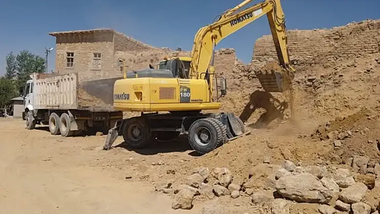 Gürpınar'da Harabe Yapıların Yıkım Süreci Hız Kazandı