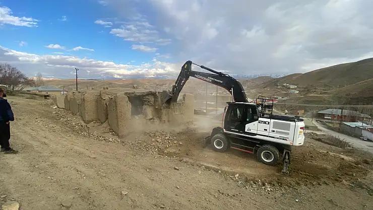 Gürpınar'da Metruk Yapılar Bir Bir Ortadan Kaldırılıyor