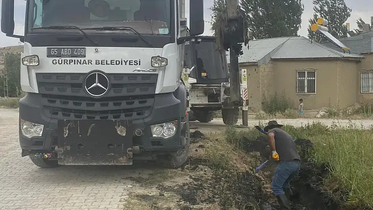 Gürpınar'da Tıkalı Kanal Hattı Temizleniyor