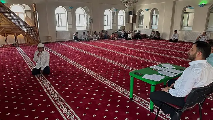 Gürpınar'da Yaz Kur'an Kursları kapsamında Fahri Müezzinlik ve Hadis Ezberleme Yarışmaları düzenlendi