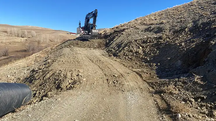 Gürpınar'da Yol Çalışmaları Hız Kesmeden Sürüyor