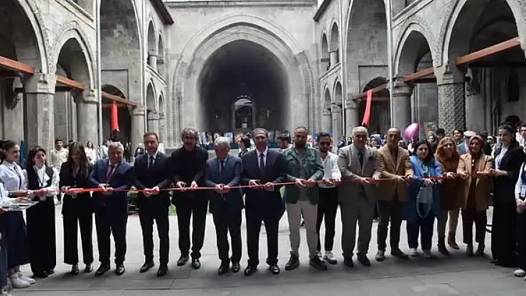 Güzel Sanatlar Lisesi öğrencileri Çifte Minareli Medrese'de yıl sonu sergisini açtı