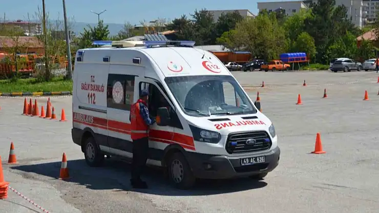 Hakkari, Muş, Ağrı ve Van'daki ambulans sürücülerine güvenli sürüş eğitimi