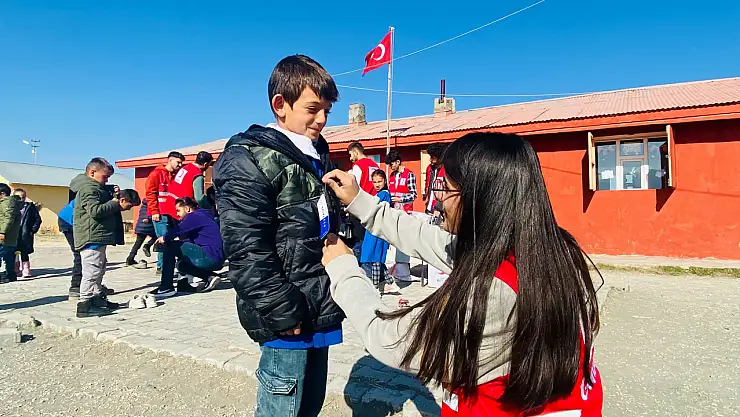 Hallaç Köyü'nde Kızılay'dan miniklere kışlık destek