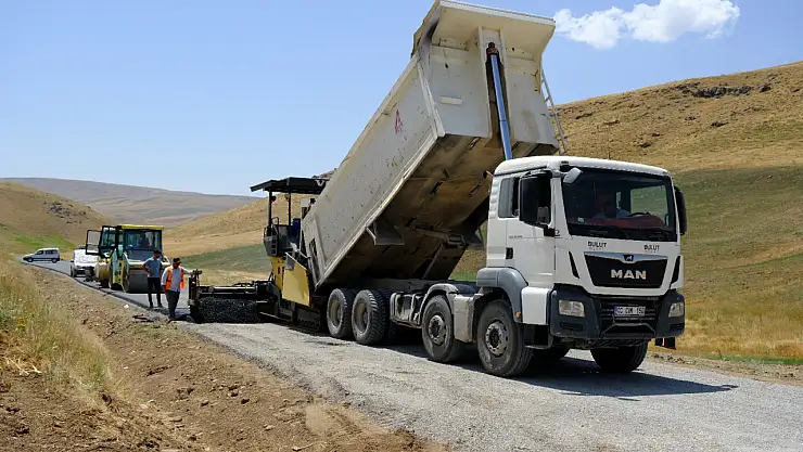 Hamur'da 3,4 kilometrelik köy yolu asfaltlandı