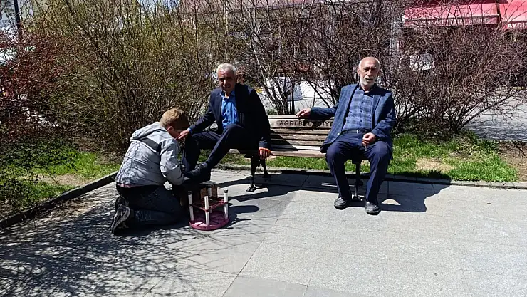 Baharın gelişiyle Ağrı meydanda boyacı sandıkları açıldı