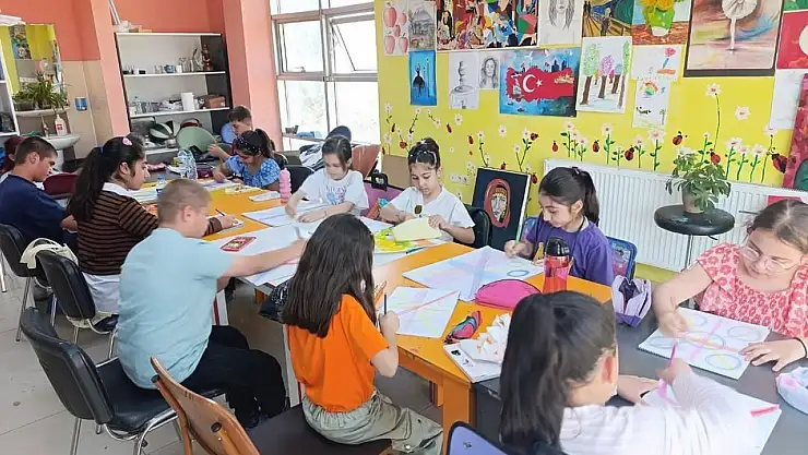 Hayallerini tuvale taşıyan minikler Doğubayazıt'ta buluşuyor