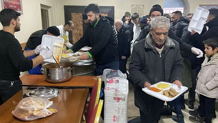 Hayırseverlerin destekleriyle Ağrı'da iftar sofraları açılıyor!