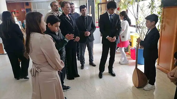 Hınıs'ta Anlamlı Bir Gün Etkinlik Yoğun İlgi Gördü