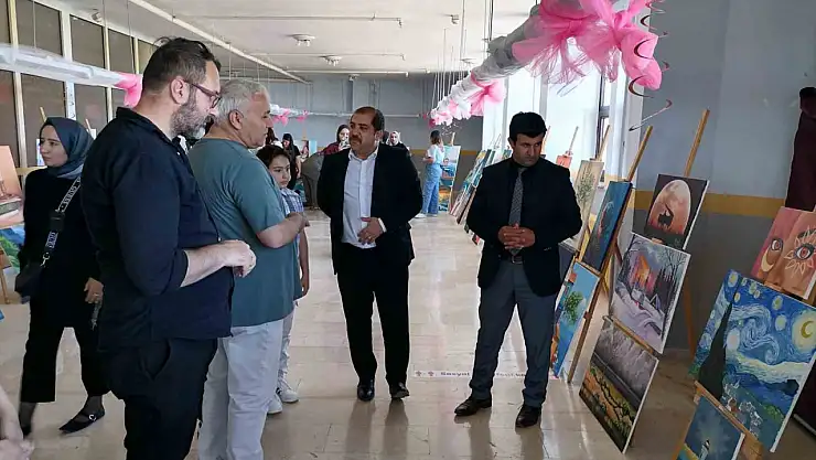 Hınıs'ta Bir Yıllık Emeğin Sonucu: Yerel Sanatçılardan Sergi!