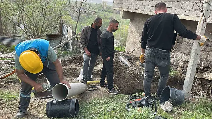 Hınıs'ta ESKİ Çalışanları, 1 Mayıs'ta 10 Saat Su Sorununu Çözmek İçin Çalıştı!