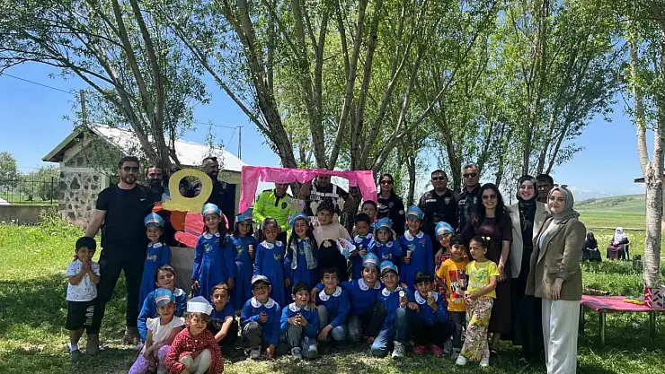 Hınıs'ta Öğrenciler ve Polisi Birleştiren Eğlenceli Dondurma Etkinliği Düzenlendi