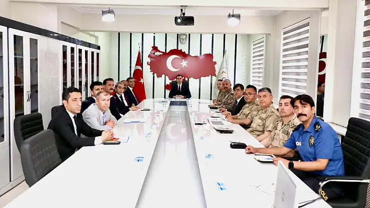 Hizan'da Yatırım ve Güvenlik Toplantısı: Vali Karakaya'dan Öncelik Vurgusu