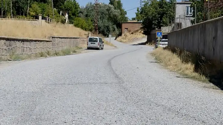 Ahlat'ta Kacer ve İkikubbe Mahallelerinde Sathi Asfalt Yenileme Çalışmaları Tamamlandı