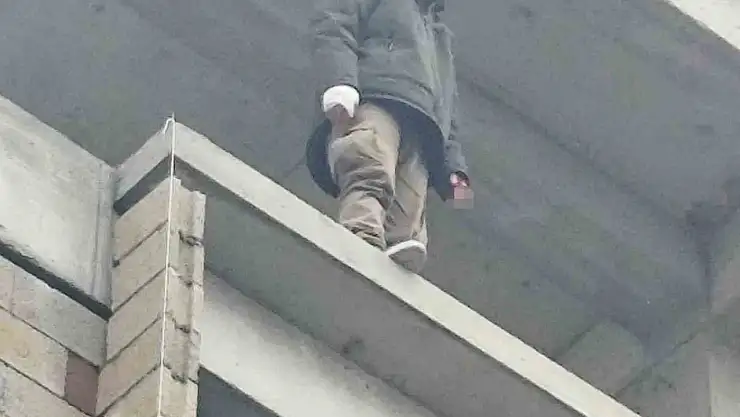 Horasan'da intihar girişimi: Polis, inşaat halindeki binadan atlamak isteyen adamı ikna etti