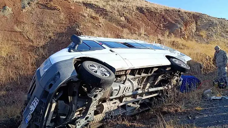 Horasan'da öğretmen taşıyan servis minibüsü kaza yaptı, yaralılar hastaneye kaldırıldı