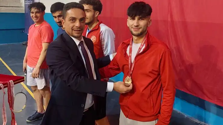 Horasan'da Öğretmenler Günü Badminton Turnuvası Coşkuyla Gerçekleşti