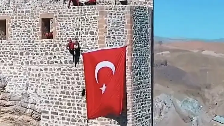 Hoşap Kalesi'ndeki Türk bayrağı jandarma tarafından yeniden dalgalandırıldı