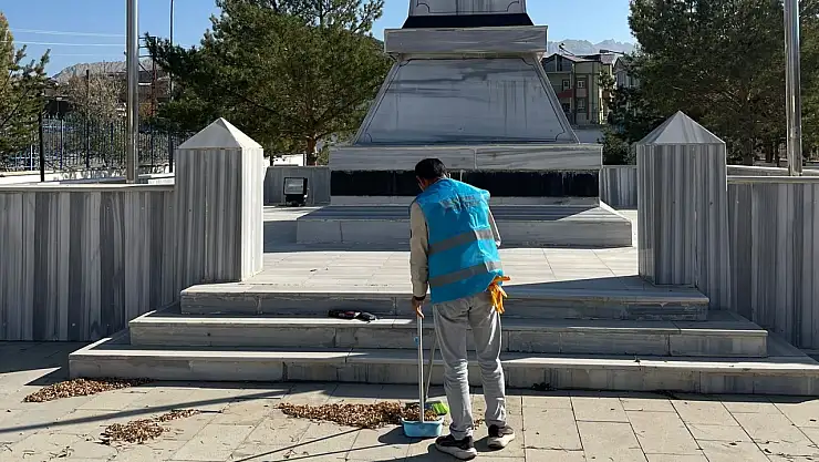 Hükümlüler, Doğubayazıt Şehitliği'nde temizlik çalışması gerçekleştirdi