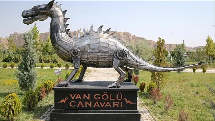 Hurda Demirlerle Yapılan Van Gölü Canavarı Heykeli 350 Bin Liraya Alıcı Buldu