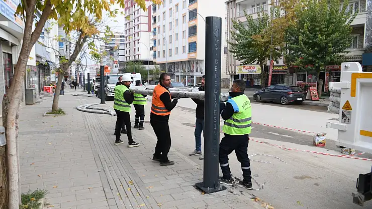 Hürriyet Caddesi'nde Aydınlatma Çalışmaları Hız Kesmeden Devam Ediyor