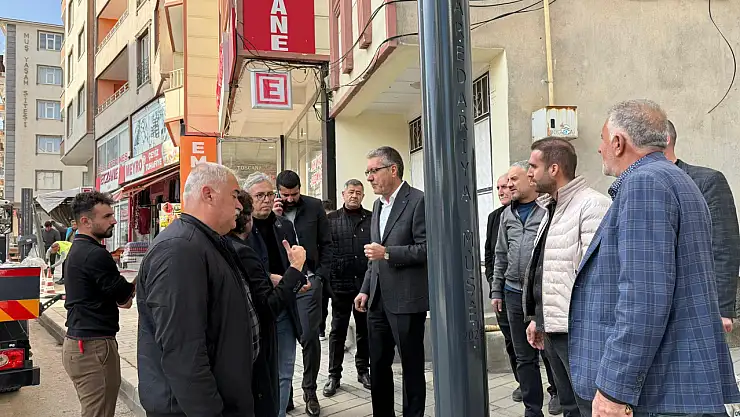 Hürriyet Caddesi'nin Aydınlatma Direkleri Yenileniyor