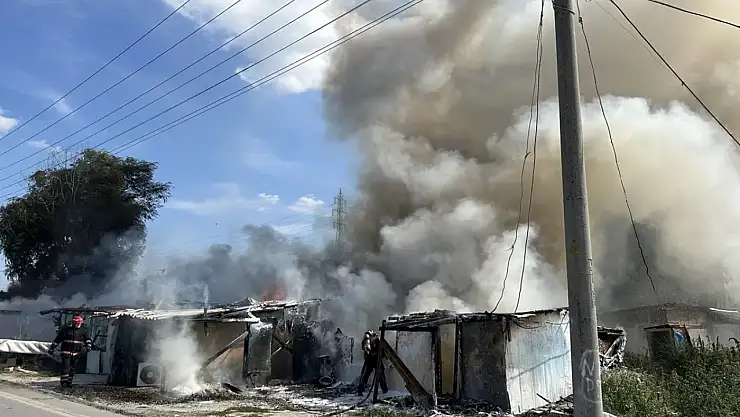 Husumetli aileler arasında çıkan çatışmada 4 ev yanarak kullanılamaz hale geldi!