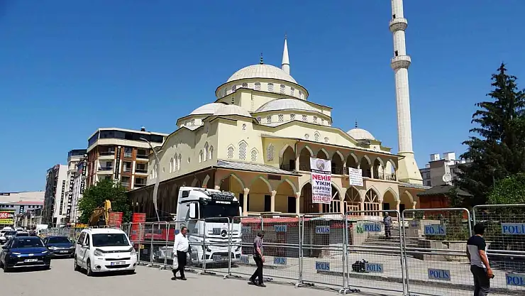 Hz. Ömer Camii Çevresindeki Esnaf Dükkanlarını Kapatma Sürecine Girdi