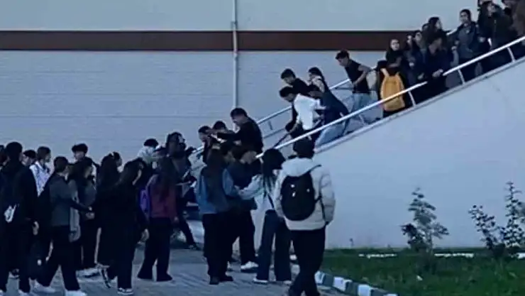 Iğdır Anadolu Lisesi'nde Öğrenciye Saldıran Eli Sopalı Şahıslar Korku Dolu Anlar Yarattı