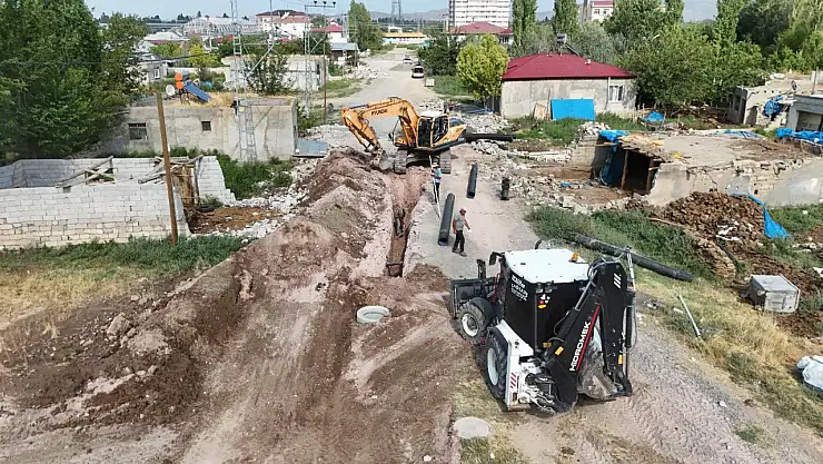 Iğdır Belediyesi Karaağaç Mahallesi'nde Yol ve Kanalizasyon Çalışmalarını Sürdürüyor