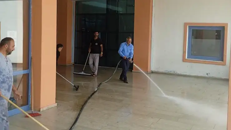 Iğdır Belediyesi'nden Hastane Girişine Temizlik Desteği