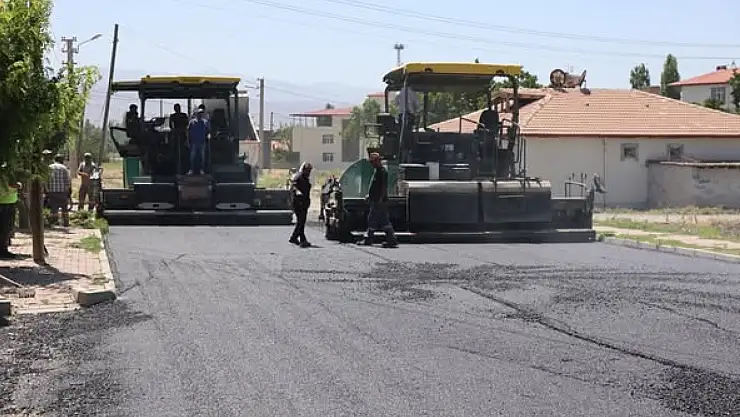 Iğdır Belediyesi'nden Özgür Mahallesi'nde Asfalt Atağı